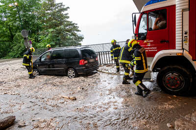 Hochwasser in Oberösterreich - Familie aus Wien fuhr gegen Mittag bei Traunkirchen auf der B145 in Mure! FOKE-2021071812598303-084-Bearbeitet.jpg