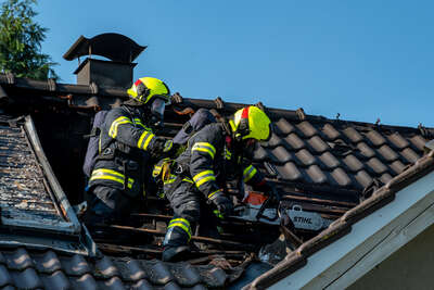 Dachbrand bei einem Einfamilienhaus in Perg FOKE-2021072117598597-009.jpg