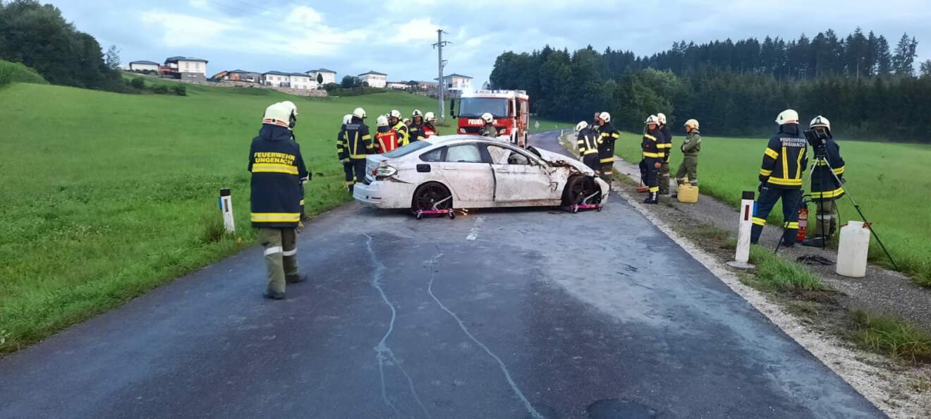 Verkehrsunfall mit eingeklemmter Person in Puchkirchen