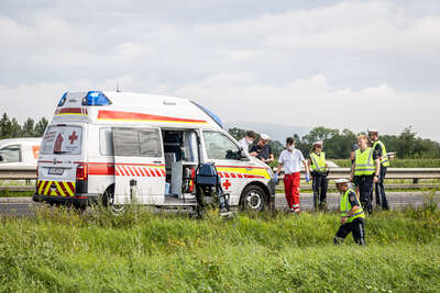 Fahrer schwer verletzt: Kipper stürzte in Hörsching über Böschung BAYER-AB2-3589.jpg