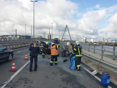 Totalsperre der Steyreggerbrücke am Montagmorgen nach Verkehrsunfall 011.jpg