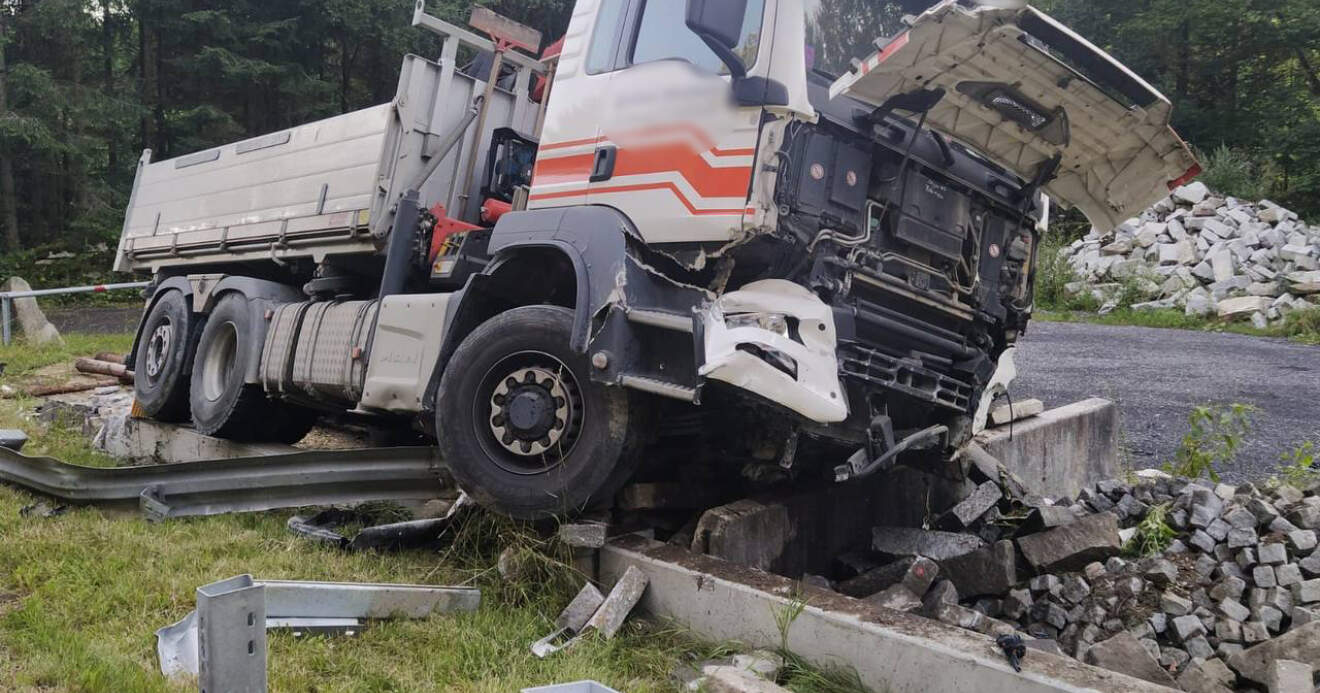 Lastwagenunfall nach Reifenplatzer