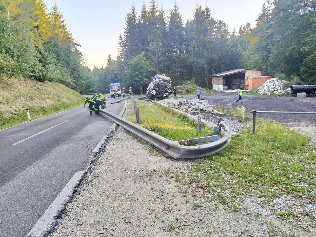 Lastwagenunfall nach Reifenplatzer