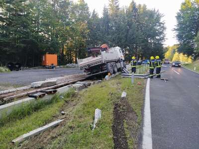Lastwagenunfall nach Reifenplatzer photo-2021-08-02-22-56-25.jpg