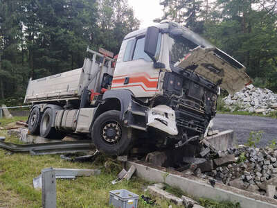 Lastwagenunfall nach Reifenplatzer photo-2021-08-02-22-56-41.jpg