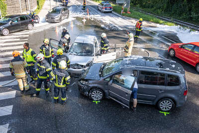 Auto stand nach Kreuzungscrash in Flammen BAYER-AB2-3964.jpg