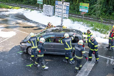 Auto stand nach Kreuzungscrash in Flammen BAYER-AB2-3986.jpg