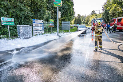 Auto stand nach Kreuzungscrash in Flammen BAYER-AB2-4047.jpg