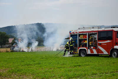 Brand einer Ballenpresse griff auf Feld über DSC-0360.jpg