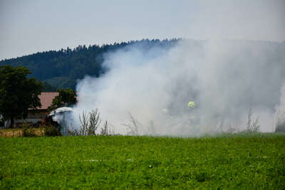 Brand einer Ballenpresse griff auf Feld über DSC-0375.jpg
