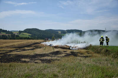 Brand einer Ballenpresse griff auf Feld über DSC-0395.jpg