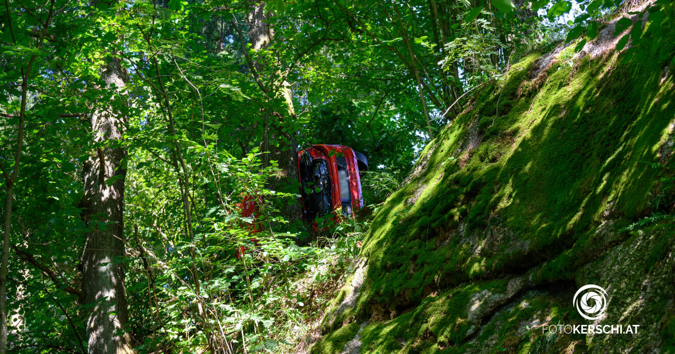 Fahrzeug landet in Waldstück – Baum verhindert Absturz über einen Abhang