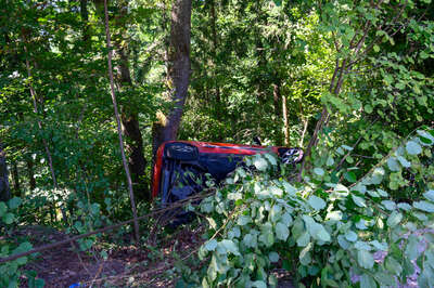 Fahrzeug landet in Waldstück – Baum verhindert Absturz über einen Abhang BRANDSTAETTER-20210815-28.jpg
