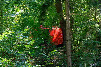 Fahrzeug landet in Waldstück – Baum verhindert Absturz über einen Abhang BRANDSTAETTER-20210815-32.jpg
