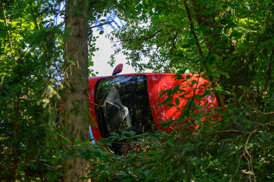 Fahrzeug landet in Waldstück – Baum verhindert Absturz über einen Abhang BRANDSTAETTER-20210815-33.jpg
