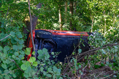 Fahrzeug landet in Waldstück – Baum verhindert Absturz über einen Abhang BRANDSTAETTER-20210815-49.jpg