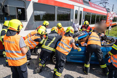 Crash auf Bahnübergang in Alkoven ging glimpflich aus BAYER-AB2-4173.jpg