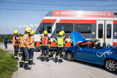 Crash auf Bahnübergang in Alkoven ging glimpflich aus BAYER-AB2-4207.jpg