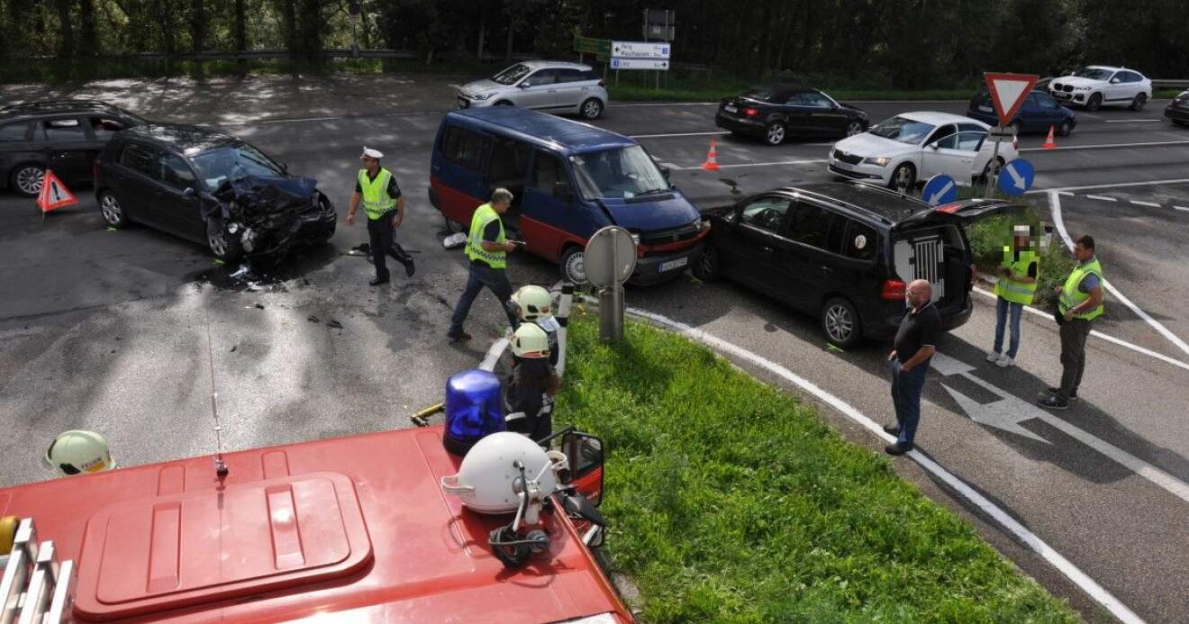 Verkehrsunfall mit drei beteiligten Fahrzeugen im Abendverkehr in Steyregg