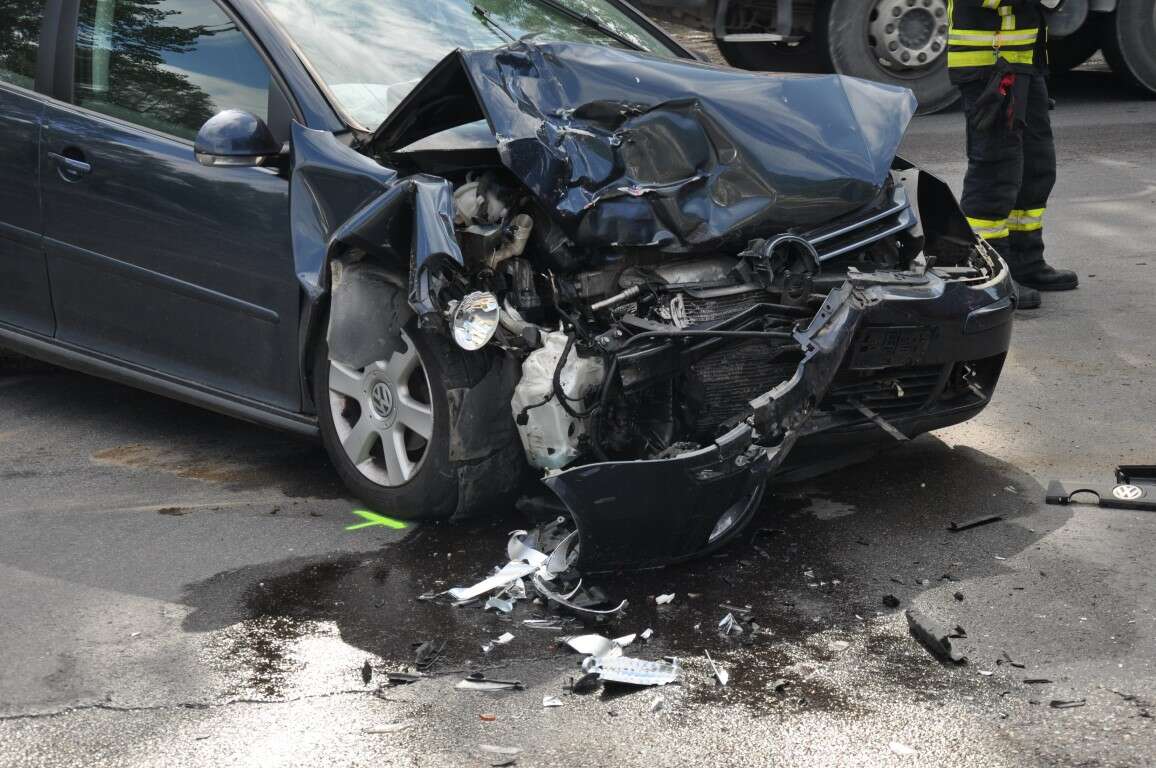 Verkehrsunfall mit drei beteiligten Fahrzeugen im Abendverkehr in Steyregg