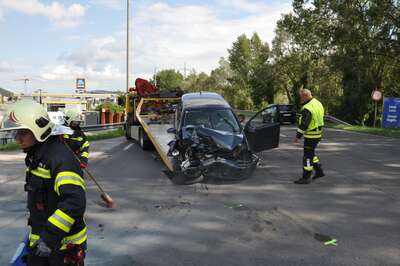 Verkehrsunfall mit drei beteiligten Fahrzeugen im Abendverkehr in Steyregg 238700458-4293235824047506-1919249965386268597-n.jpg