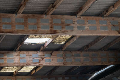 Bei Dacharbeiten durch Lichtdurchlass gestürzt JOL-8013.jpg