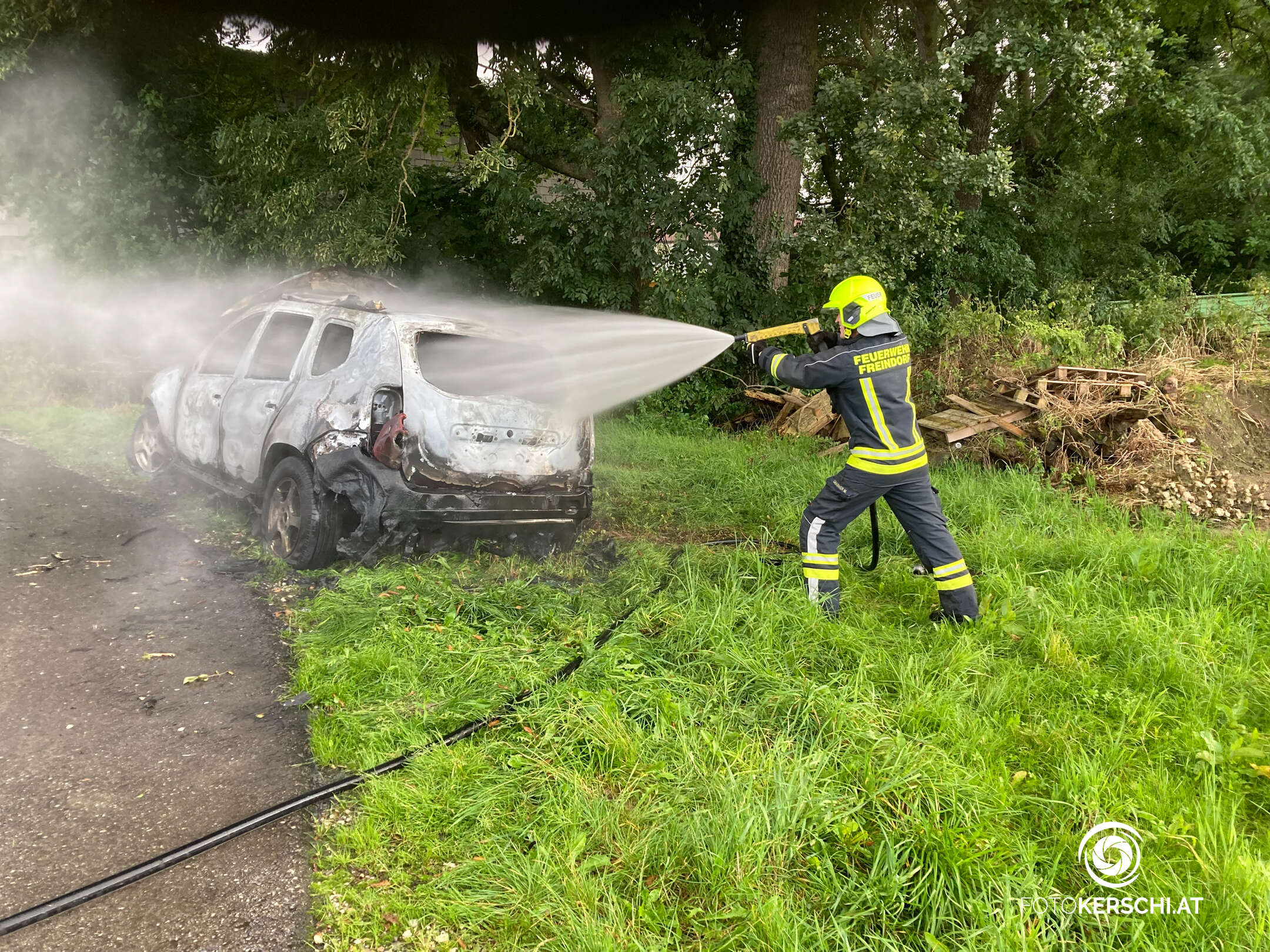 Brandauto ging bei Abschleppunternehmen erneut in Flammen auf