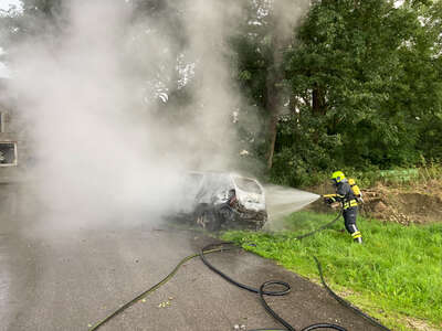 Brandauto ging bei Abschleppunternehmen erneut in Flammen auf IMG-0167.jpg