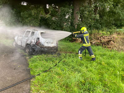 Brandauto ging bei Abschleppunternehmen erneut in Flammen auf IMG-0168.jpg