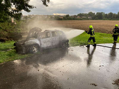 Brandauto ging bei Abschleppunternehmen erneut in Flammen auf IMG-0171.jpg