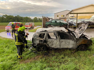 Brandauto ging bei Abschleppunternehmen erneut in Flammen auf IMG-0178.jpg