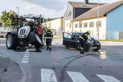 Verkehrsunfall zwischen Traktor und PKW FB-IMG-1630643120809.jpg