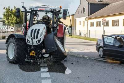 Verkehrsunfall zwischen Traktor und PKW FB-IMG-1630643132886.jpg