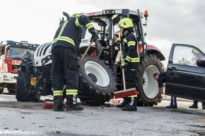 Verkehrsunfall zwischen Traktor und PKW FB-IMG-1630643144505.jpg