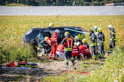 Fahrzeugüberschlag in Eferding fordert Schwerverletzten BAYER-AB2-4370.jpg
