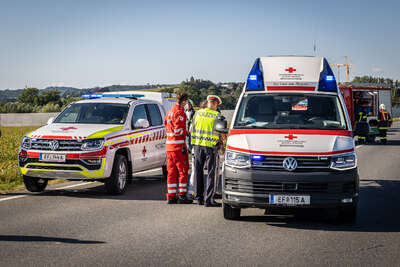 Fahrzeugüberschlag in Eferding fordert Schwerverletzten BAYER-AB2-4405.jpg
