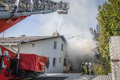 Neun Feuerwehren bei ausgedehntem Carportbrand im Einsatz BAYER-AB2-4466.jpg