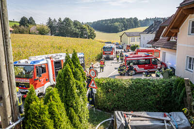 Neun Feuerwehren bei ausgedehntem Carportbrand im Einsatz BAYER-AB2-4503-02.jpg