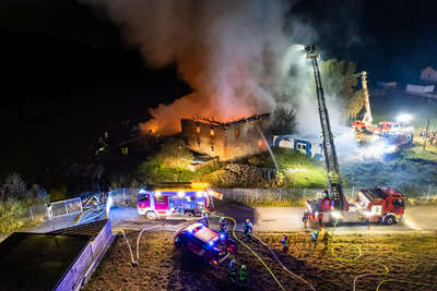 Neun Feuerwehren bei Großbrand in Rohr im Kremstal FOKE-2021092523150046-022.jpg