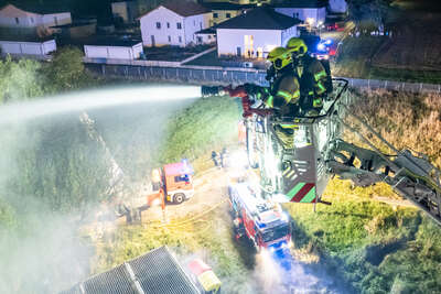 Neun Feuerwehren bei Großbrand in Rohr im Kremstal FOKE-2021092523180055-028.jpg