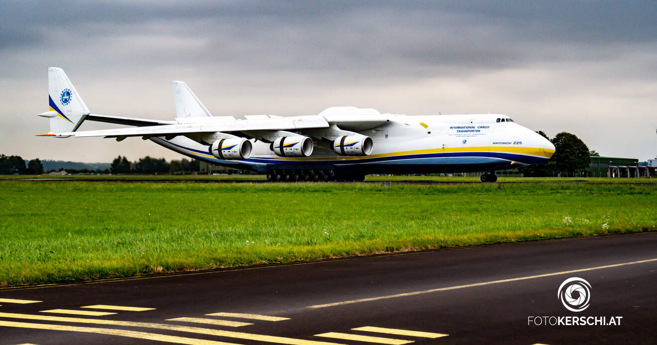 Landung Antonov AN 225 am Linzer Flughafen