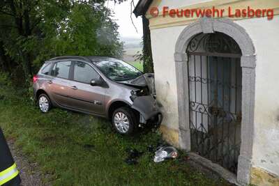 Auto prallte gegen Kapelle unfall_lasberg_001.jpg