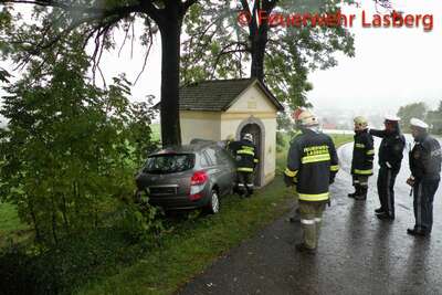 Auto prallte gegen Kapelle unfall_lasberg_002.jpg