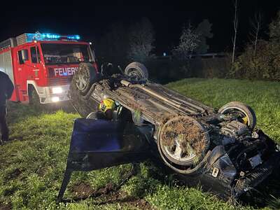 Oberwang: Auto hebt ab – Feuerwehr hilft IMG-4544-photo.jpg
