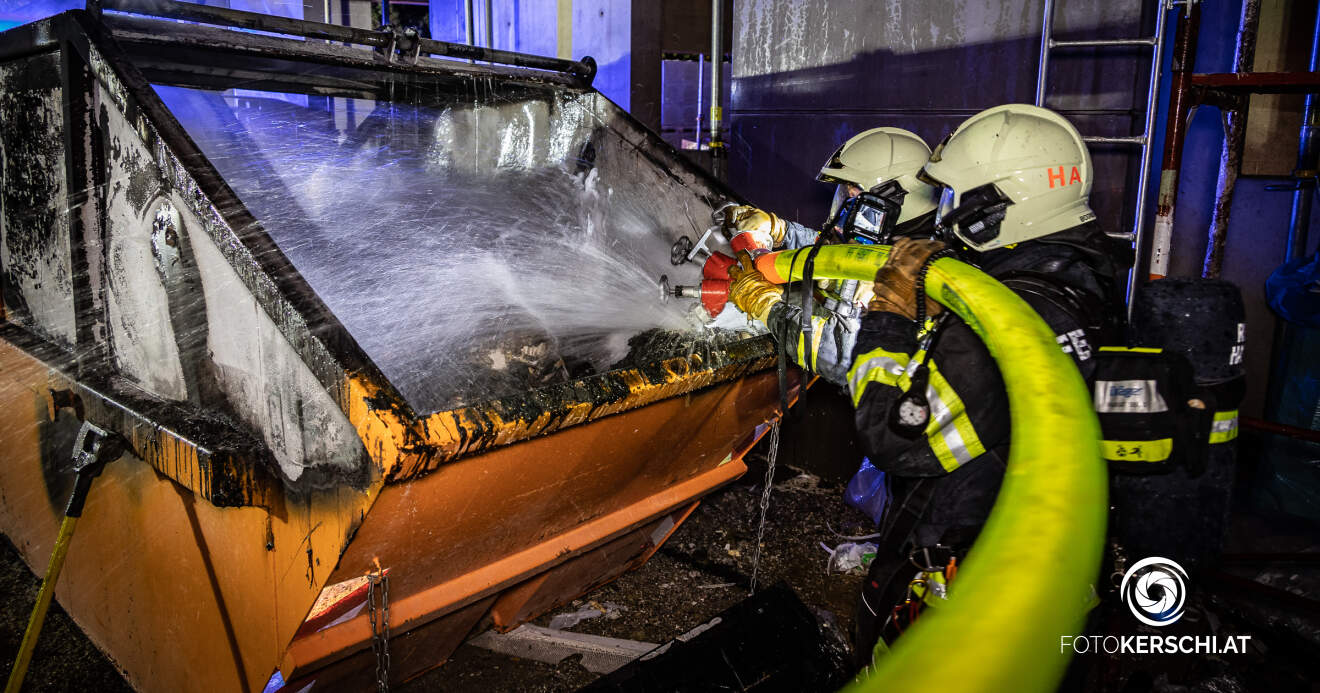 Vier Feuerwehren bei Containerbrand auf Baustelle in Hart