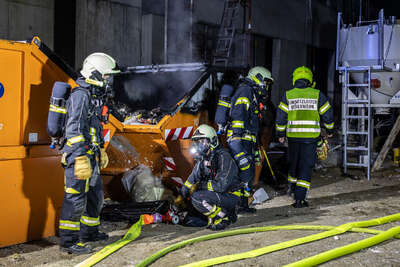 Vier Feuerwehren bei Containerbrand auf Baustelle in Hart BAYER-AB2-6708.jpg