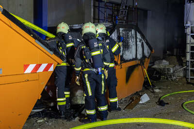 Vier Feuerwehren bei Containerbrand auf Baustelle in Hart BAYER-AB2-6721.jpg