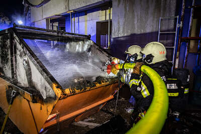 Vier Feuerwehren bei Containerbrand auf Baustelle in Hart BAYER-AB2-6743.jpg