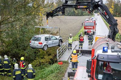Schwangere Lenkerin von Feuerwehr aus Auto im Bach gerettet BAYER-AB2-6839.jpg