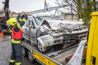 Schwangere Lenkerin von Feuerwehr aus Auto im Bach gerettet BAYER-AB2-6867.jpg